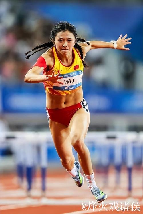 女子100米栏决赛：吴艳妮夺冠，林雨薇摔倒仍勇夺第三